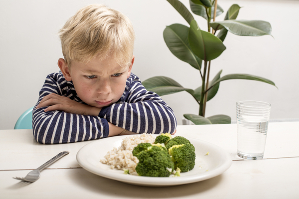 bambini che rifiutano cibo sano