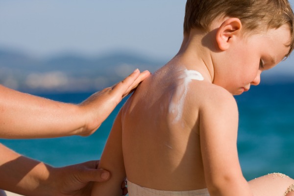 applicazione crema solare 