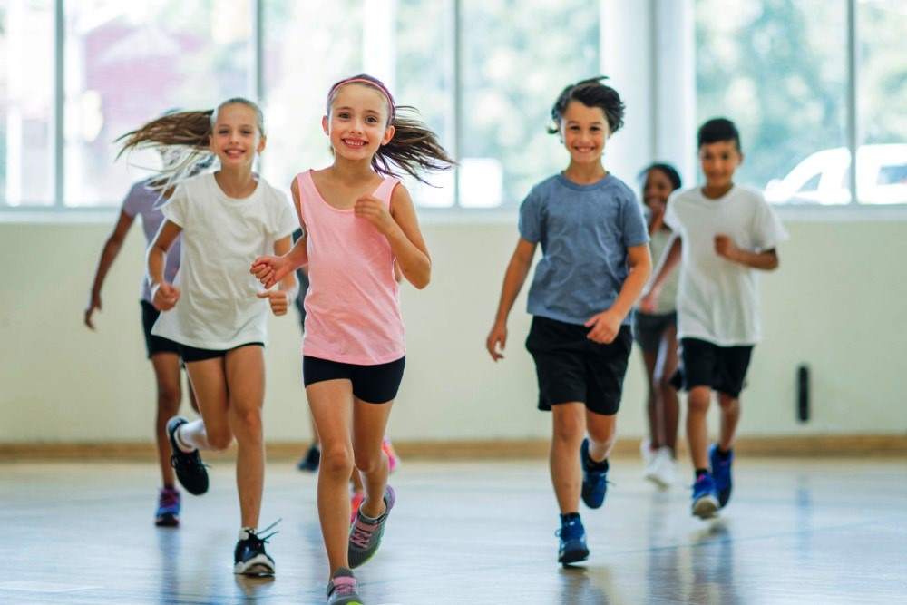 bambini che corrono in palestra