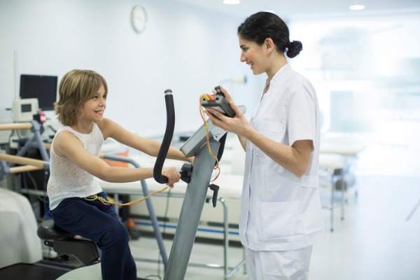 adolescente che effettua un ecg da sforzo