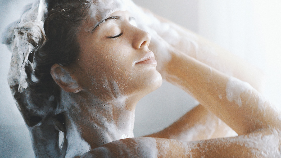 Come avere capelli sani e belli in estate difendendosi dal cloro e dall'acqua del mare