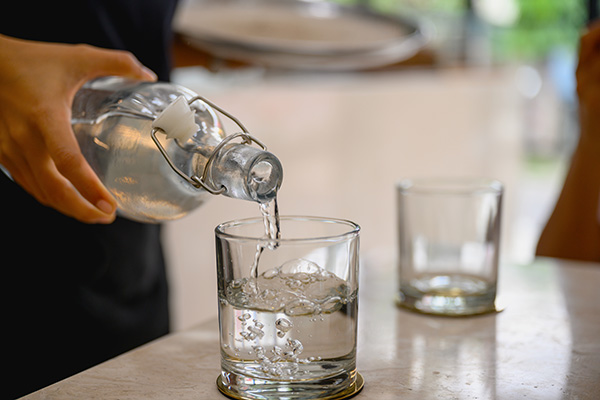 Ricordati di bere almeno due litri di acqua al giorno per favorire la digestione