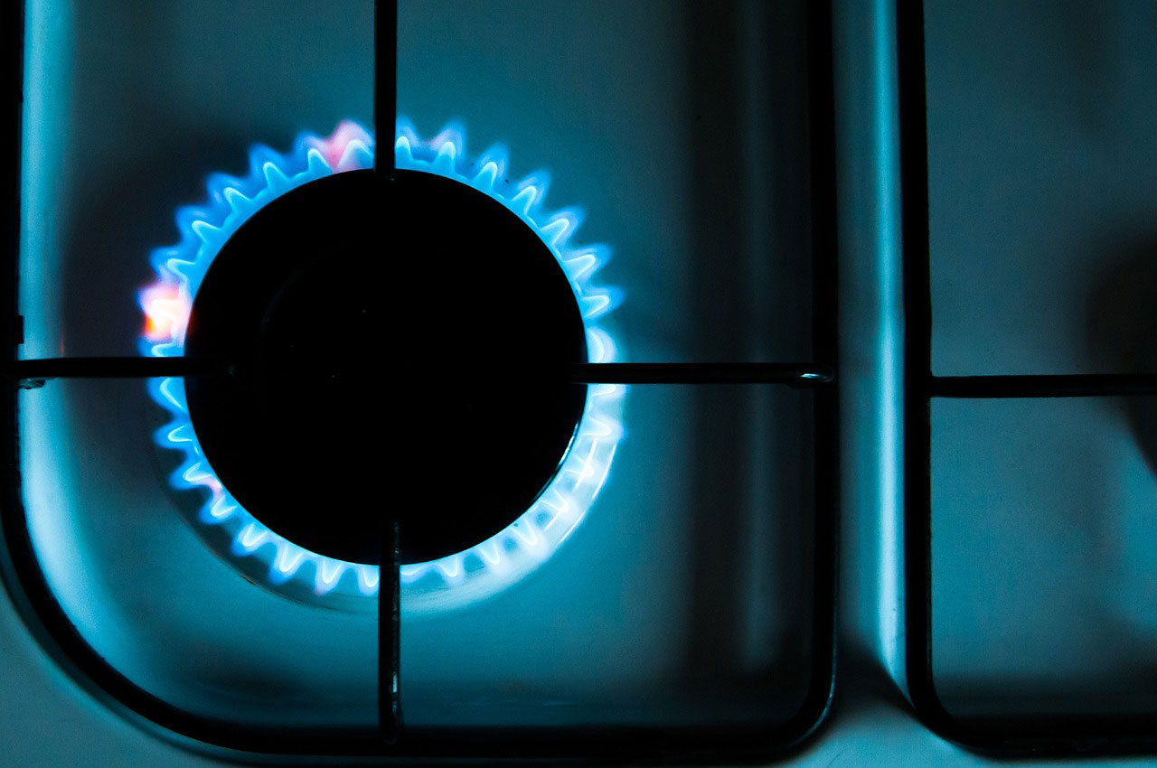 fornello a gas con fiamma accesa