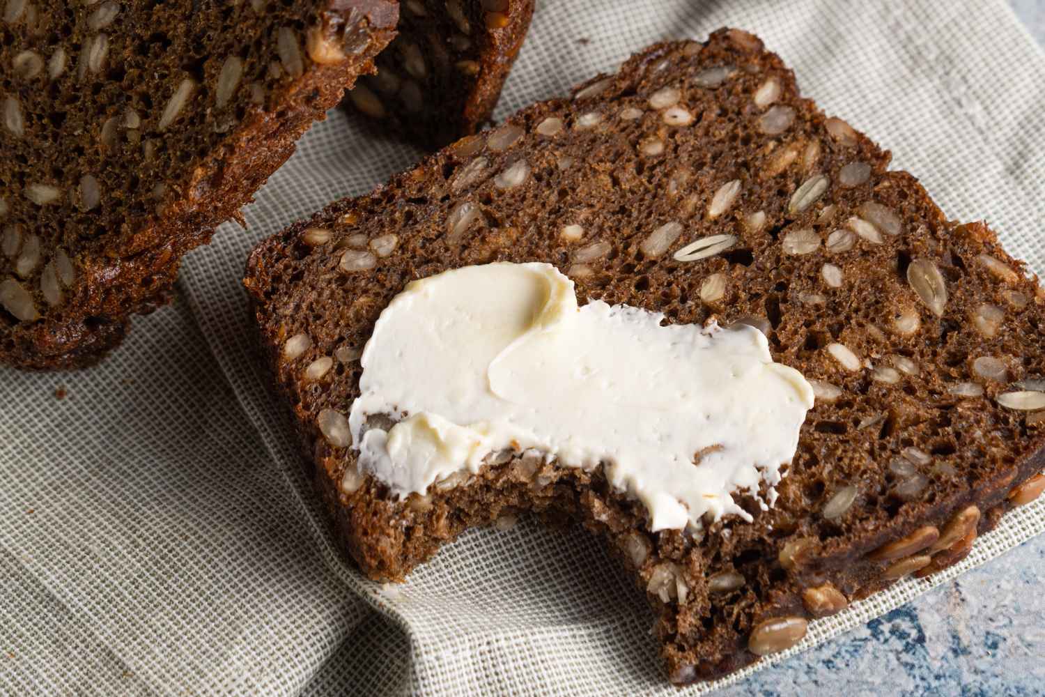 pane di segale, burro e confettura